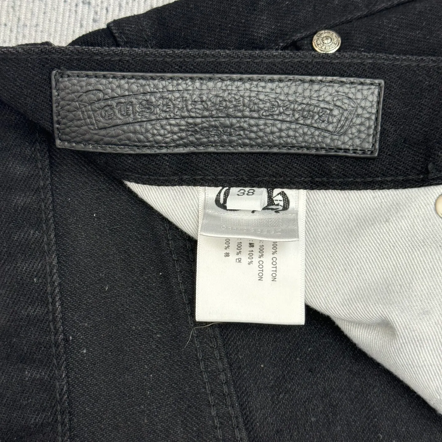 P750 Chrome Heart CH hardware washed and spliced ​​cow king jeans Size: 30/32/34/36/38 Use genuine levis502 as the base plate. Purchase the original version at 5W. Heavy washing, frayed and distressed, customized cowhide cross. After dyeing, it will be fixed and will not fade. Full right-angle fit and hand-cranked embroidery threading, a total of 5 small silver nails on the whole body, 1 silver medal and 5 Cross Scout flower buttons. The silver content is 85%. It is not made of 925 silver because the silver content is too high and it will easily turn black and oxidize, which affects the appearance. The printing adopts the garment screen water slurry printing process.